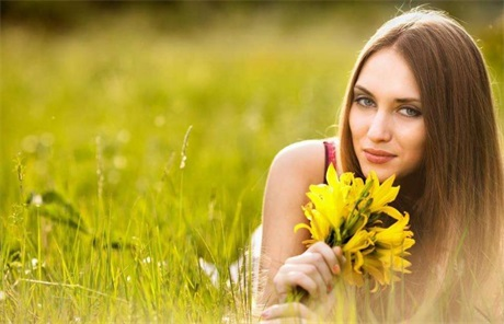 男人接吻摸胸是因?yàn)槭裁?    為什么男人接吻手不老實(shí)呢