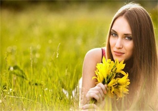 男人接吻摸胸是因?yàn)槭裁?    為什么男人接吻手不老實(shí)呢