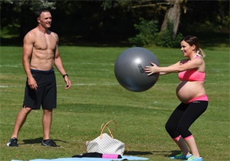 懷孕9個月的準媽媽舉杠鈴 雙胞胎媽媽做深蹲裝備順產(chǎn)