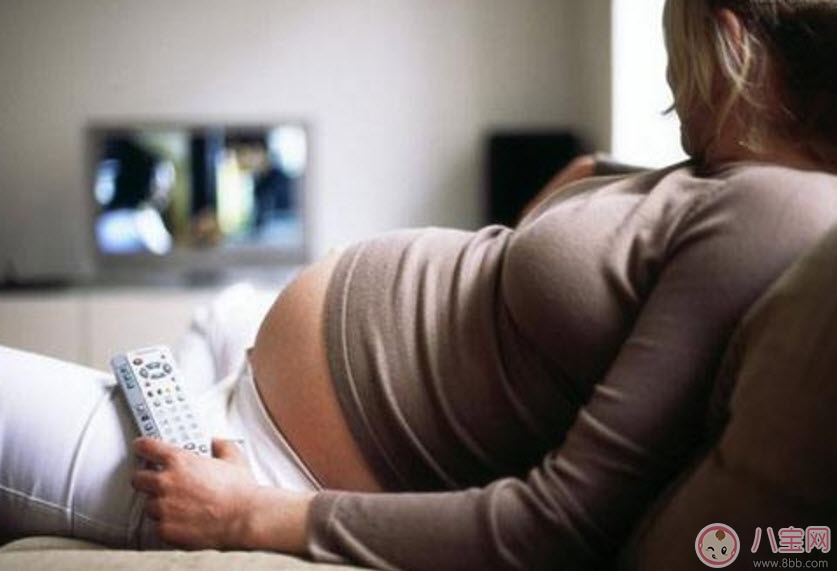 孕婦看電視對(duì)胎兒有影響嗎 孕婦看電視有輻射嗎如何預(yù)防輻射