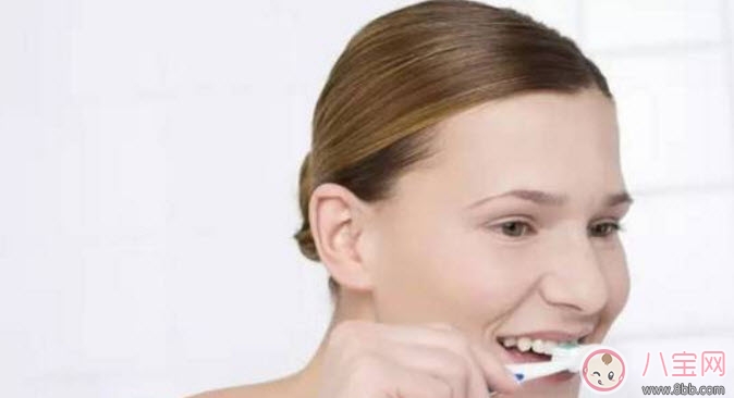 坐月子產(chǎn)婦應(yīng)該怎樣刷牙 坐月子刷牙牙齒會(huì)松動(dòng)嗎