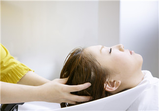 如何預(yù)防產(chǎn)后脫發(fā) 做美麗辣媽