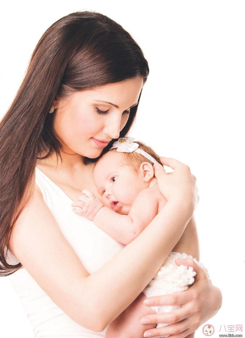 陳浩民老婆一次抱三娃拍照 當(dāng)媽后有哪些變化？