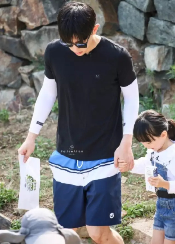 鄧倫《爸爸去哪兒》實(shí)習(xí)奶爸表現(xiàn) 東北萌娃與鄧倫配合默契嗎？