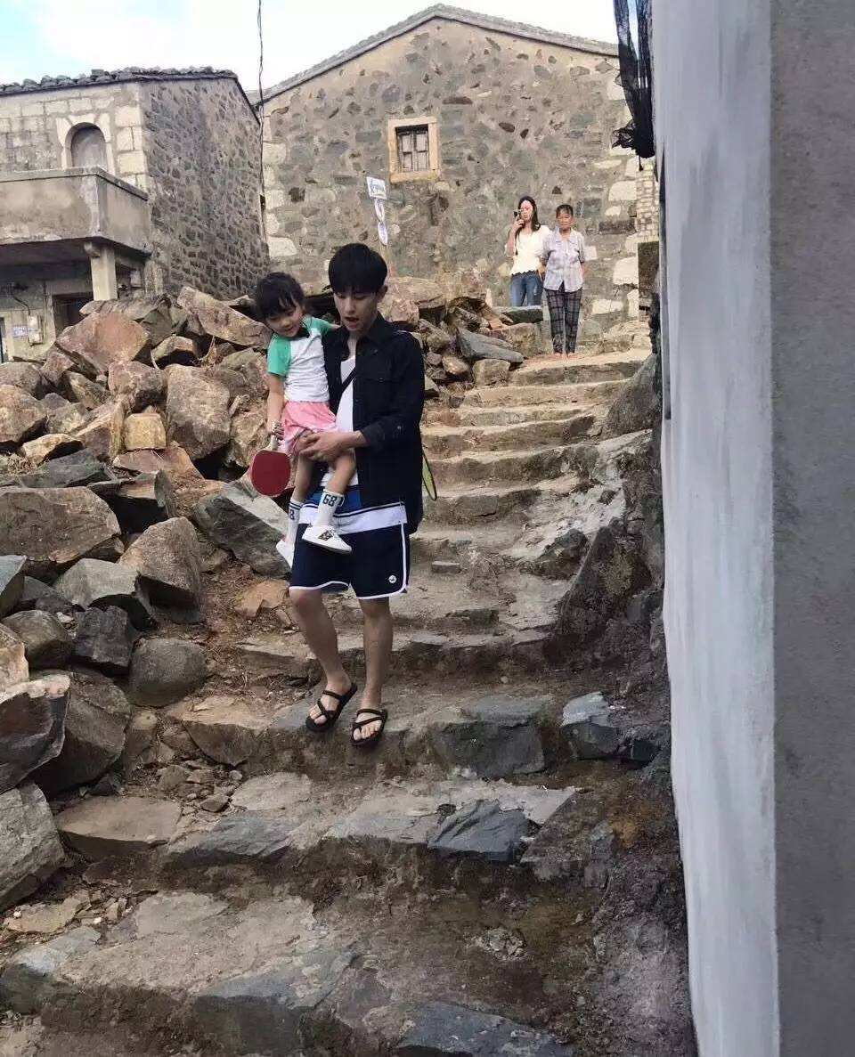 鄧倫《爸爸去哪兒》實(shí)習(xí)奶爸表現(xiàn) 東北萌娃與鄧倫配合默契嗎？