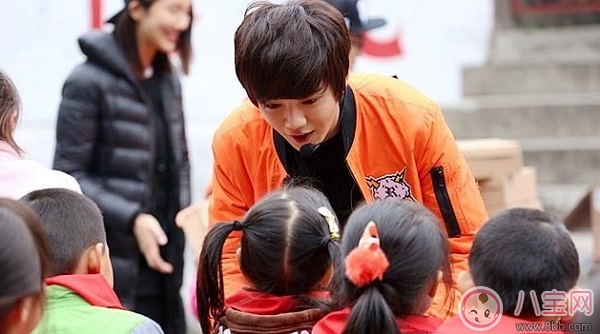 鹿晗張藝興芭莎明星慈善夜合體同框 竟相約一起上廁所？