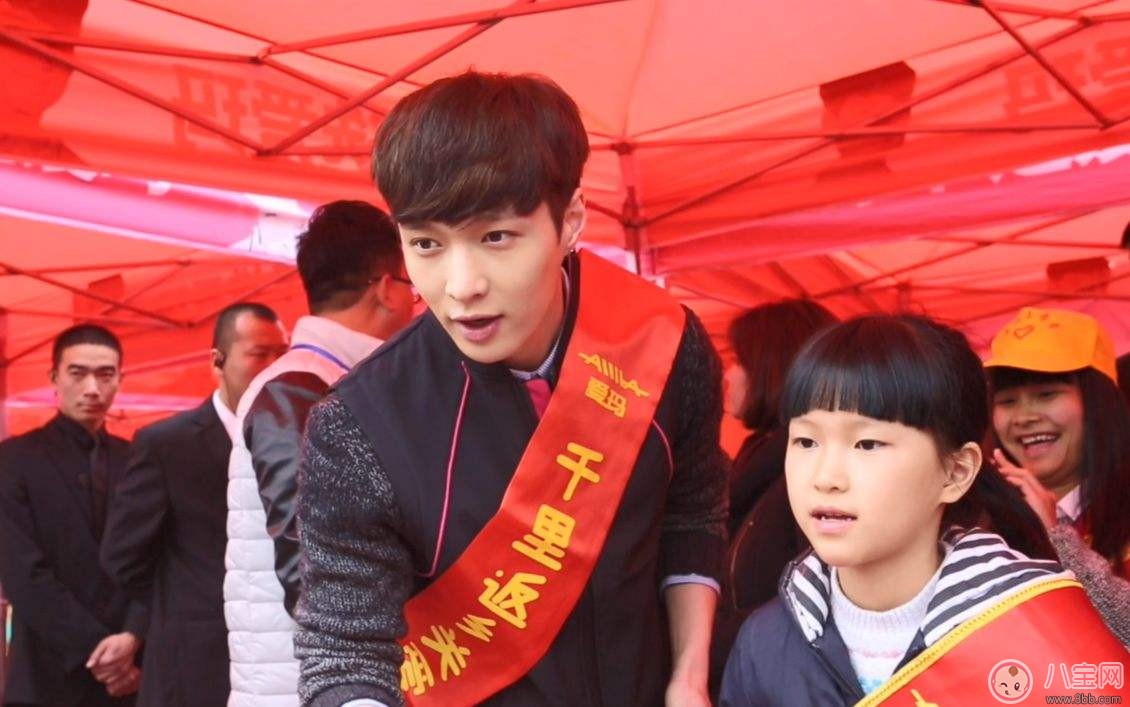 鹿晗張藝興芭莎明星慈善夜合體同框 竟相約一起上廁所？