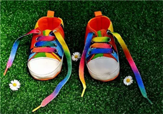 陳浩民帶全家開趴孩子穿巨型拖鞋 如何給寶寶選鞋子