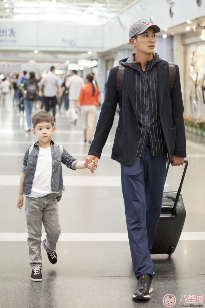 爸爸去哪兒停播,沒有的事 杜江和嗯哼現(xiàn)身機場