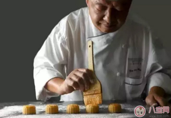 懷孕早期可以吃月餅嗎 孕婦能吃蛋黃白蓮蓉月餅嗎