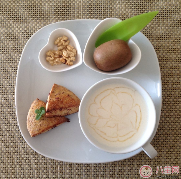 去學校的時間太短來不及吃早餐 孩子快手早餐 去學校的時間太短來不及吃早餐 孩子快手早餐