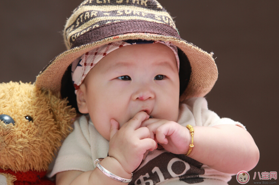 孩子出生就給銀飾物戴 怎么戴才安全