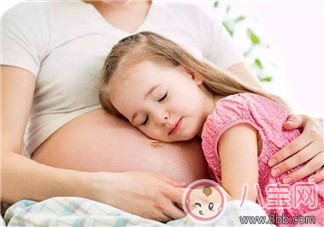 看昆凌女兒用奶瓶喂弟弟 雙寶育兒誤區(qū)