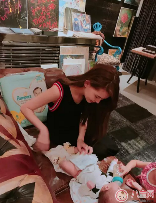 看昆凌女兒用奶瓶喂弟弟 雙寶育兒誤區(qū)