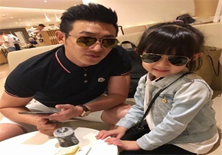 陸毅曬和女兒照片 網(wǎng)友傻傻分不清是哪個