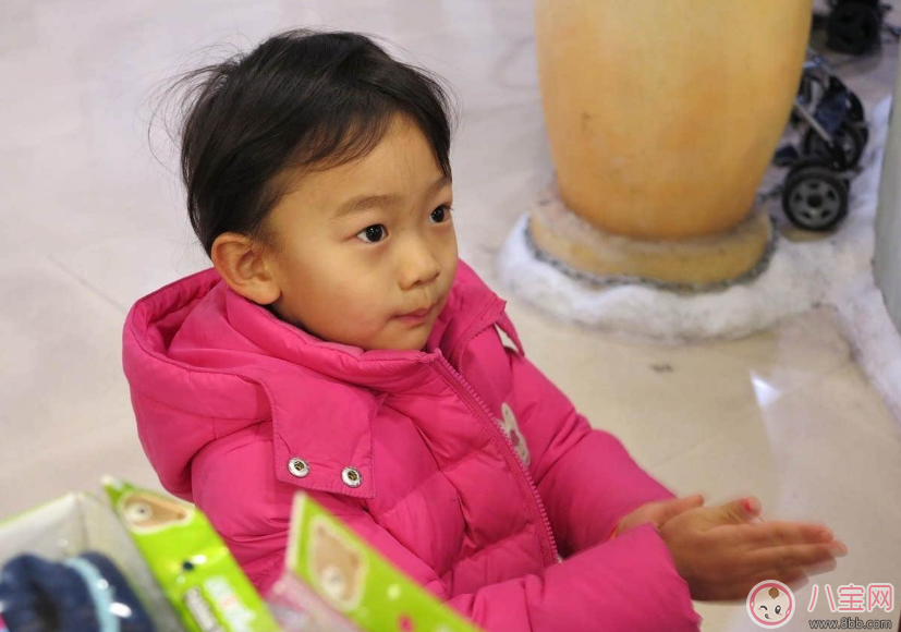 袁詠儀兒子上學(xué)書包掛免洗洗手液 孩子用免洗洗手液好不好