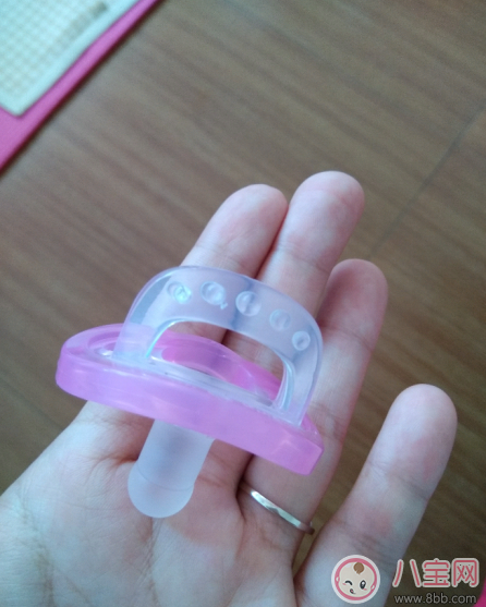 寶寶出牙專(zhuān)屬奶嘴 悠樂(lè)寶安撫奶嘴試用測(cè)評(píng)