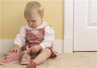 寶寶多大穿鞋好呢 寶寶穿鞋千萬(wàn)不要買(mǎi)大一碼