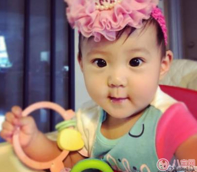 賈靜雯咘咘同款大全 咘咘同款牙膠背帶奶嘴圍兜全都有 賈靜雯咘咘同款大全 咘咘同款牙膠背帶奶嘴圍兜全都有