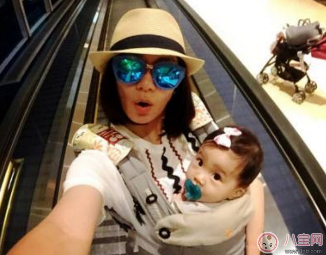 賈靜雯咘咘同款大全 咘咘同款牙膠背帶奶嘴圍兜全都有 賈靜雯咘咘同款大全 咘咘同款牙膠背帶奶嘴圍兜全都有