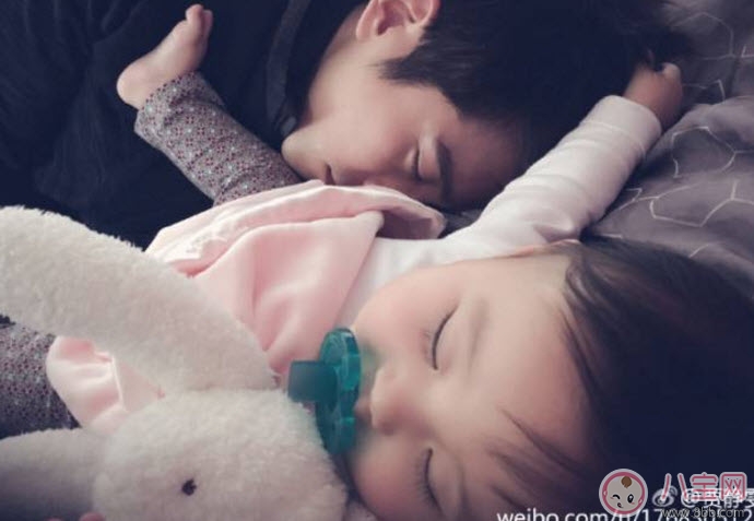 賈靜雯咘咘同款大全 咘咘同款牙膠背帶奶嘴圍兜全都有 賈靜雯咘咘同款大全 咘咘同款牙膠背帶奶嘴圍兜全都有