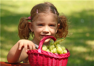 寶寶便秘不喝藥 吃葡萄就好了