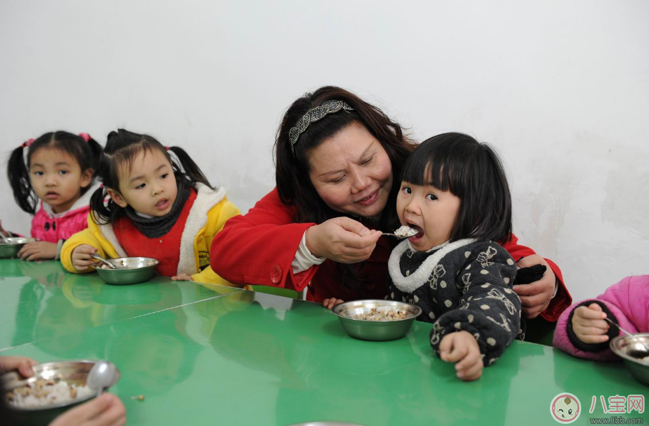 寶寶吃飯追著喂 錯(cuò)過(guò)獨(dú)立喂飯機(jī)會(huì)只能這樣