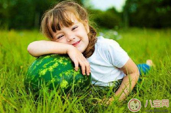 2017夏天寶寶吃西瓜好還是喝西瓜汁好 寶寶多大可以吃西瓜