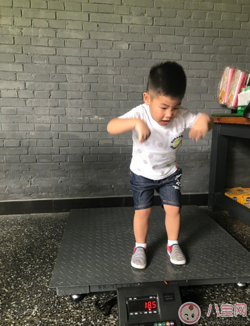 小魚兒稱體重當(dāng)場發(fā)飆 孩子體重多少算正常