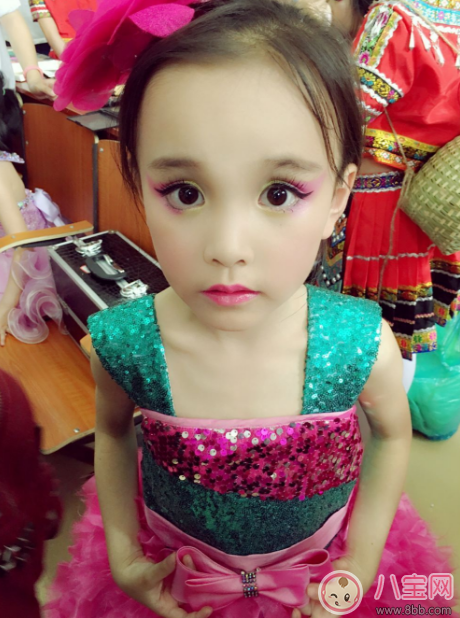 孩子從小化妝竟導(dǎo)致骨齡長至16歲 小孩子應(yīng)該如何化妝