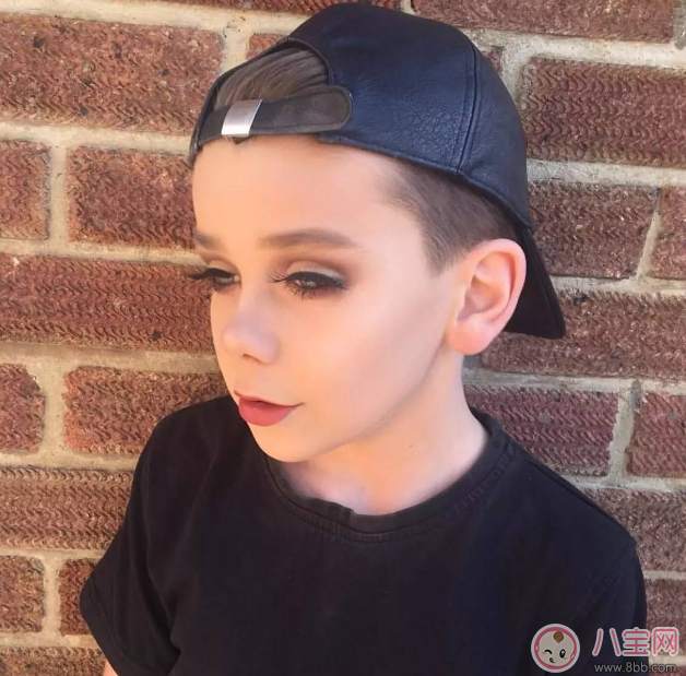 孩子從小化妝竟導(dǎo)致骨齡長至16歲 小孩子應(yīng)該如何化妝