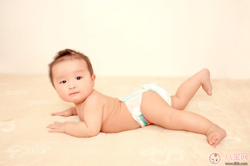 寶寶從床上掉下來(lái)怎么辦 怎么給寶寶準(zhǔn)備一個(gè)安全的床 寶寶從床上掉下來(lái)怎么辦 怎么給寶寶準(zhǔn)備一個(gè)安全的床