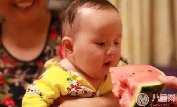 第一次寶寶吃西瓜要注意什么 夏天寶寶多大可以吃西瓜