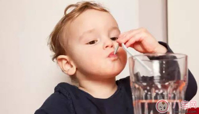 2017夏天寶寶不喝水要換杯子嗎 寶寶喝水杯子怎么選擇