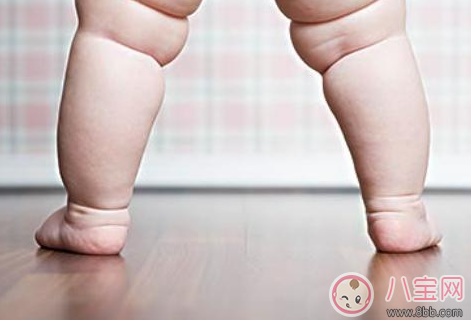 小胖墩太胖游泳卡欄桿 孩子太胖怎么辦