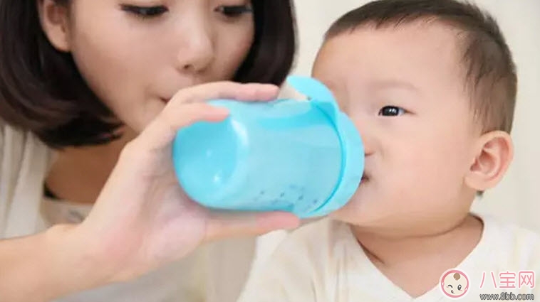 如何教寶寶用杯子喝水 寶寶喝水奶瓶哪種好
