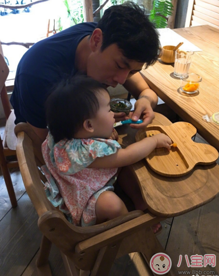 小米粒和爸爸吃飯愛意滿滿 伊能靜寶貝小米粒外出吃什么