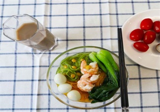 食欲大開的彩色面條：五彩時(shí)蔬鮮蝦面