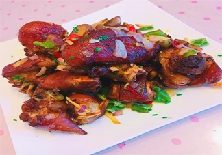 夏日沒胃口 來(lái)份椒鹽豬蹄下飯香