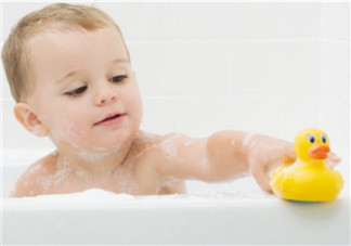 給寶寶洗澡媽媽要注意什么 給孩子洗澡的注意事項有哪些