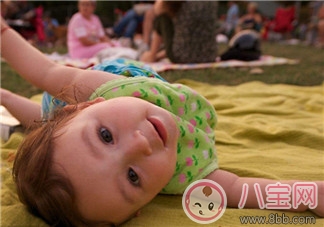 寶寶翻身有什么前兆 如何引導(dǎo)寶寶翻身