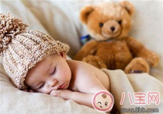 新生兒晚上到底可不可以開燈睡覺？如何引導(dǎo)寶寶關(guān)燈睡覺