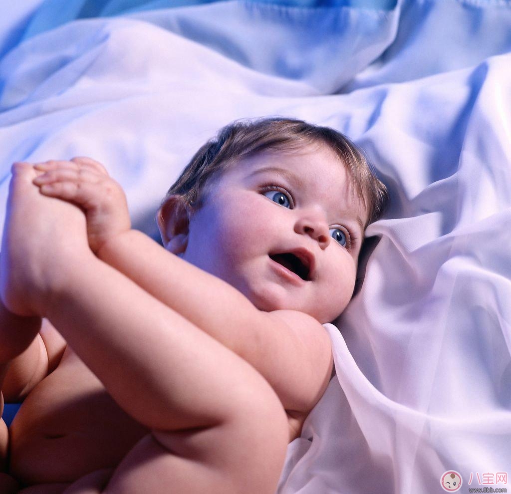 新生兒晚上到底可不可以開燈睡覺？如何引導(dǎo)寶寶關(guān)燈睡覺