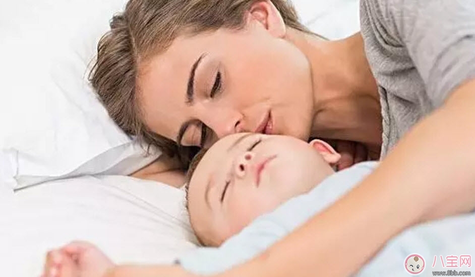 媽媽摟著寶寶睡好嗎 摟著寶寶睡覺有哪些影響 媽媽摟著寶寶睡好嗎 摟著寶寶睡覺有哪些影響