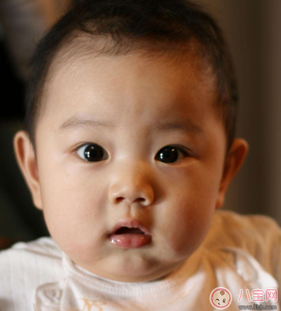寶寶剛出生時(shí)其實(shí)是近視 如何在后期培養(yǎng)孩子視力