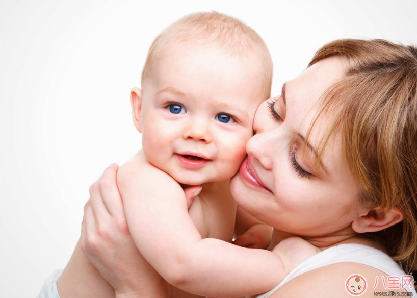 寶寶剛出生時(shí)其實(shí)是近視 如何在后期培養(yǎng)孩子視力