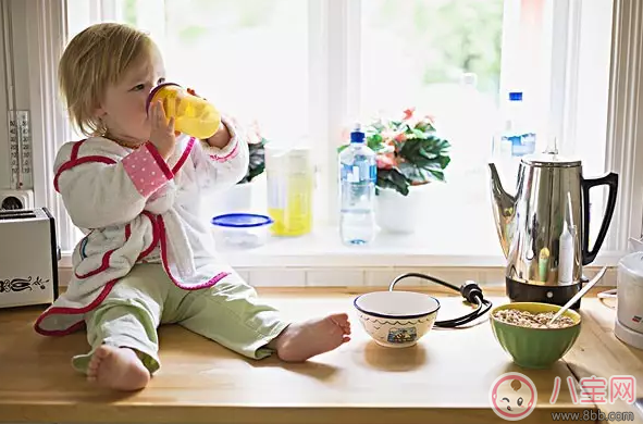 帶娃做家務(wù)兩不耽誤 孩子黏自己做家務(wù)方法