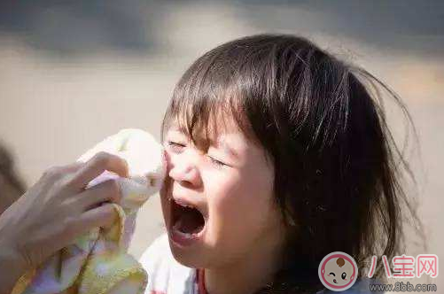 孩子在公眾場(chǎng)合大吼大叫 這個(gè)方法悄悄化解 孩子在公眾場(chǎng)合大吼大叫 這個(gè)方法悄悄化解