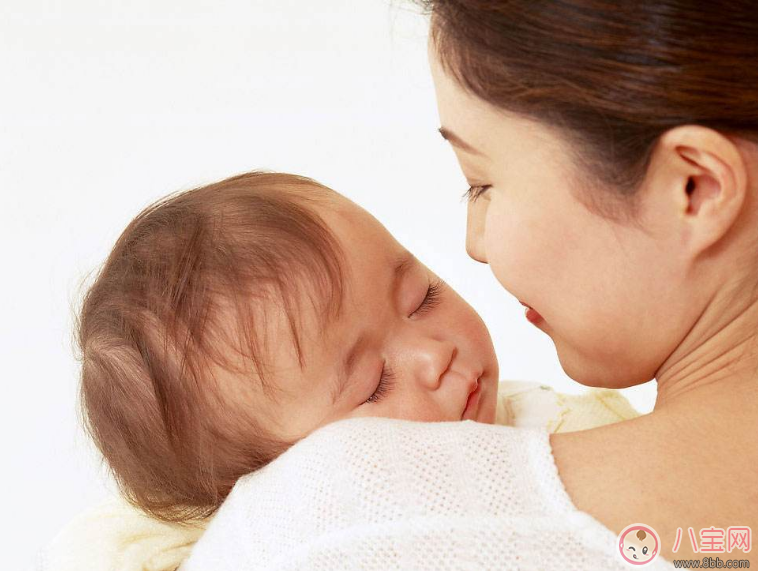 哄孩子睡覺一放下秒醒 媽媽被孩子的吵鬧吵得實(shí)在太累 哄孩子睡覺一放下秒醒 媽媽被孩子的吵鬧吵得實(shí)在太累