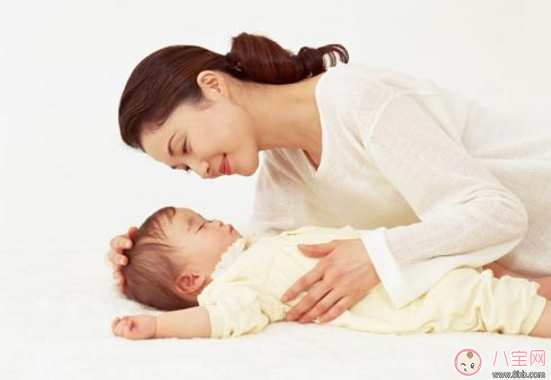哄孩子睡覺一放下秒醒 媽媽被孩子的吵鬧吵得實(shí)在太累 哄孩子睡覺一放下秒醒 媽媽被孩子的吵鬧吵得實(shí)在太累